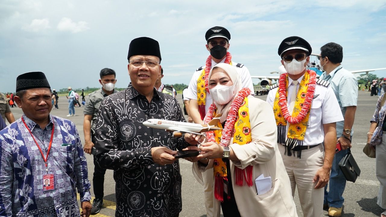 Gubernur Rohidin Mersyah mengatakan kehadiran Super Jet di Bengkulu diharapkan dapat meningkatkan perekonomian Bengkulu/Mc Pemprov/