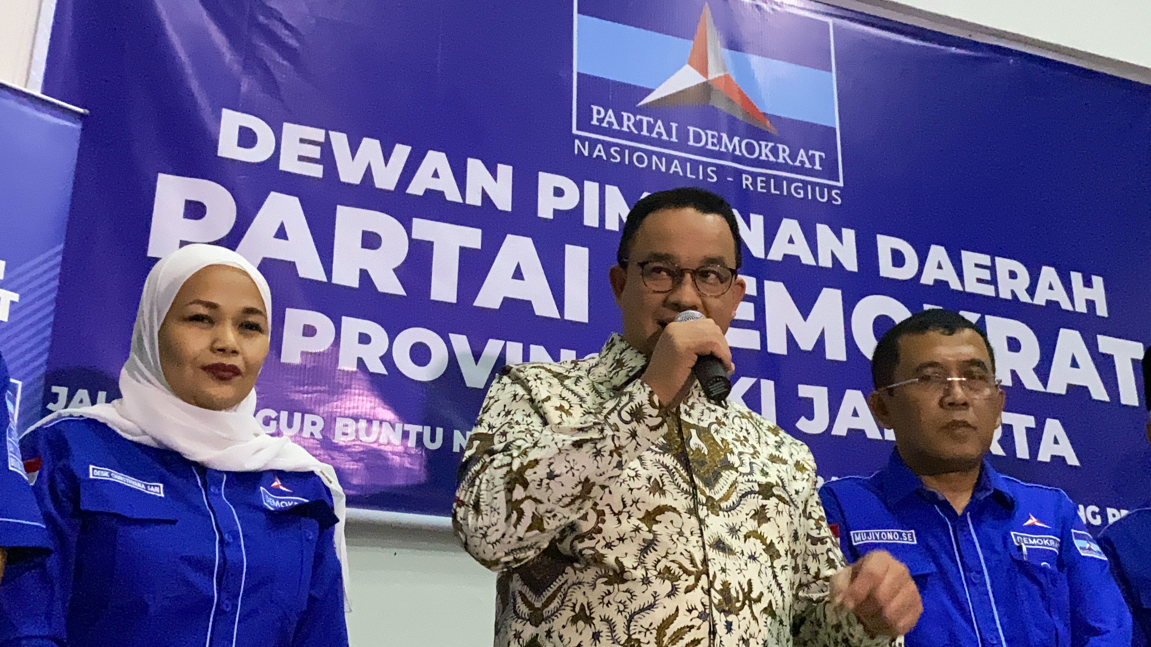 Gubernur DKI Jakarta Anies Baswedan bersama kader DPD Demokrat DKI Jakarta. 
