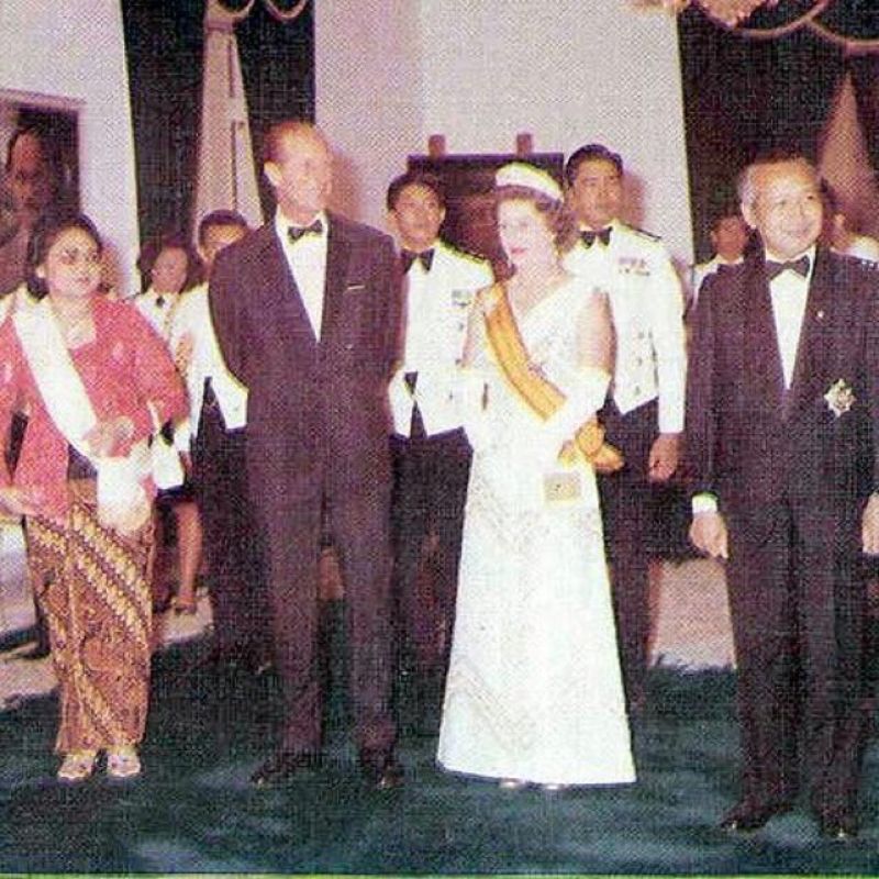 Ratu Elizabeth II dan Pangeran Philip disambut Presiden Soeharto.