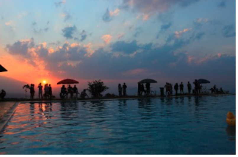 Berenang dengan view sunset bisa ditemukan di santorini Swimming Pool