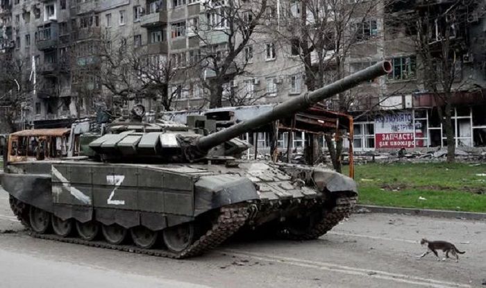 Tank Rusia berpatroli di Mariupol.*  