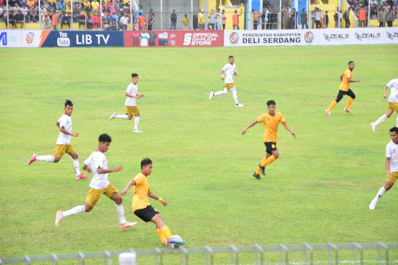 Laga PSDS Deli Serdang kontra Sriwijaya FC berakhir sama kuat 0-0 dalam lanjutan Liga 2 2022/2023 di Stadion Baharoeddin Siregar, Lubuk Pakam, Minggu 11 September 2022