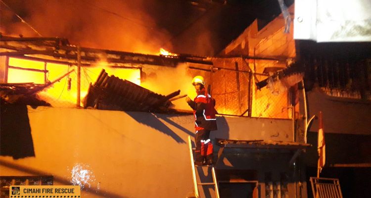 Kebakaran rumah di Cipageran, Kota Cimahi pada Minggu, 11 September 2022 malam.