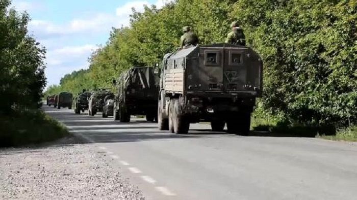 Kendaraan militer Rusia bergerak di wilayah Kharkiv.*  