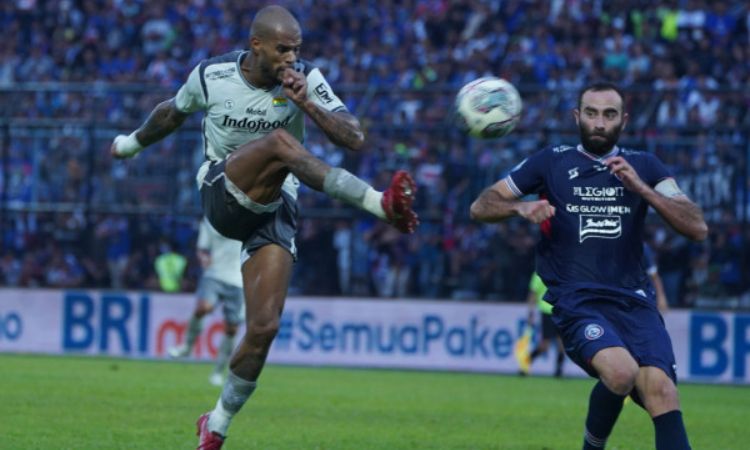 Persib Bandung berhasil memuncaki klasemen sementara dalam BRI Liga 1 melalui gol tunggal David da Silva.