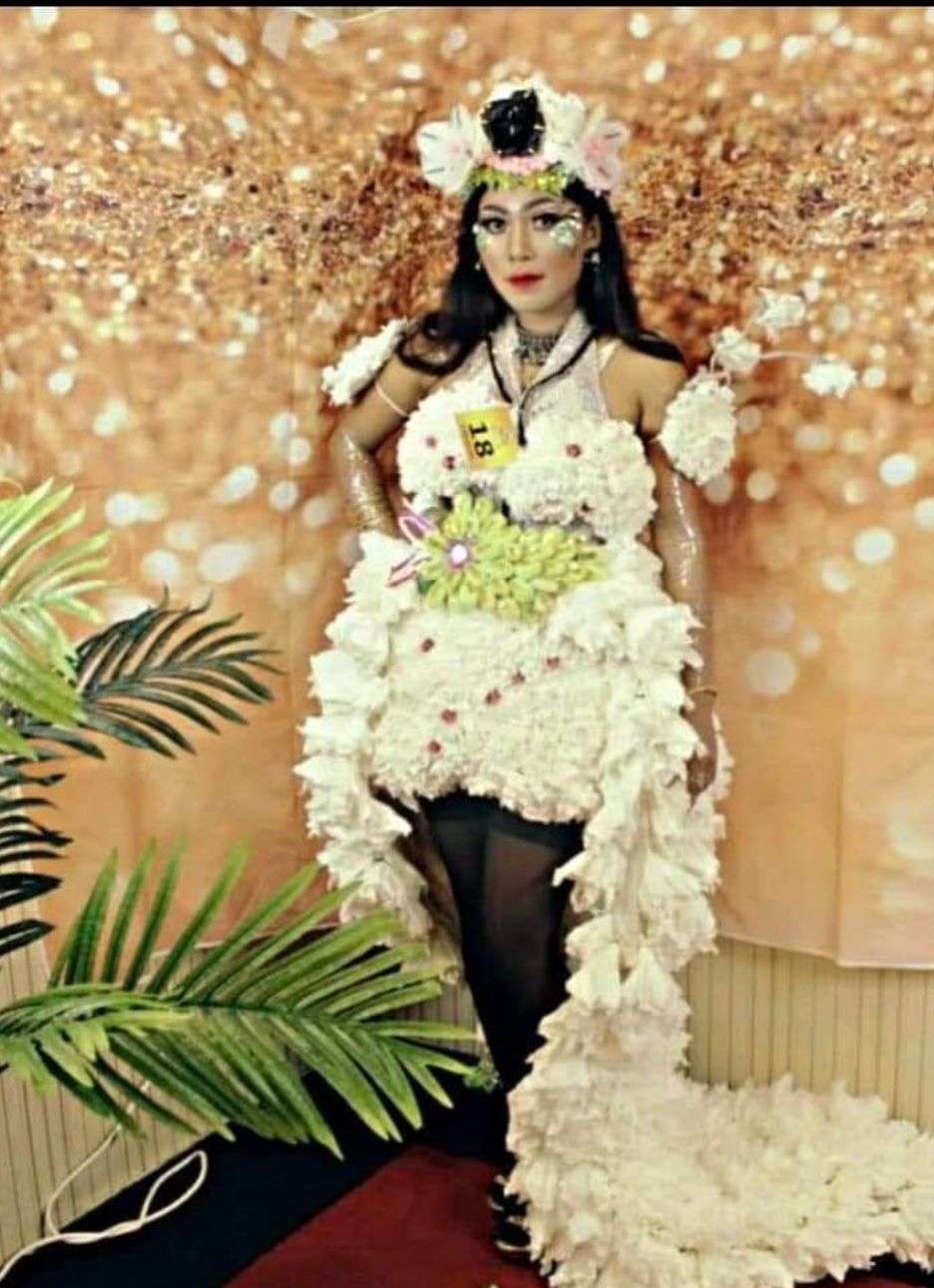 Fitrian Jaya mengenakan busana yang dia desain sendiri terbuat dari tisu dalam sebuah acara fashion show tahun 2019