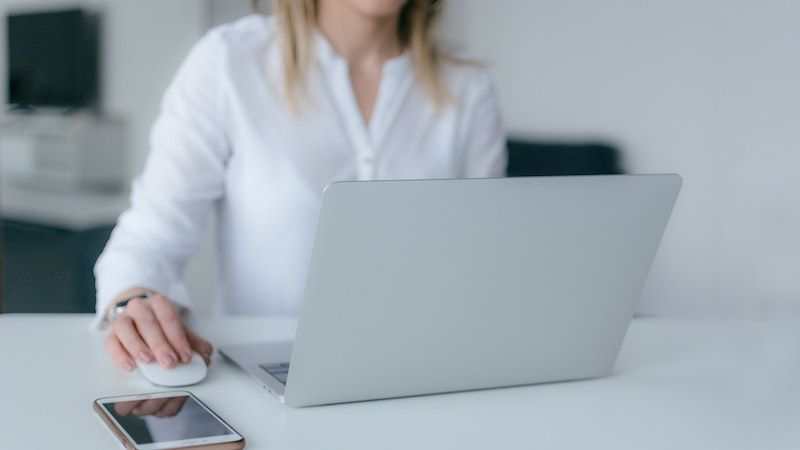 Ini Lima Tips Sehat Bekerja di Depan Komputer agar tak Mengidap Penyakit Serius 