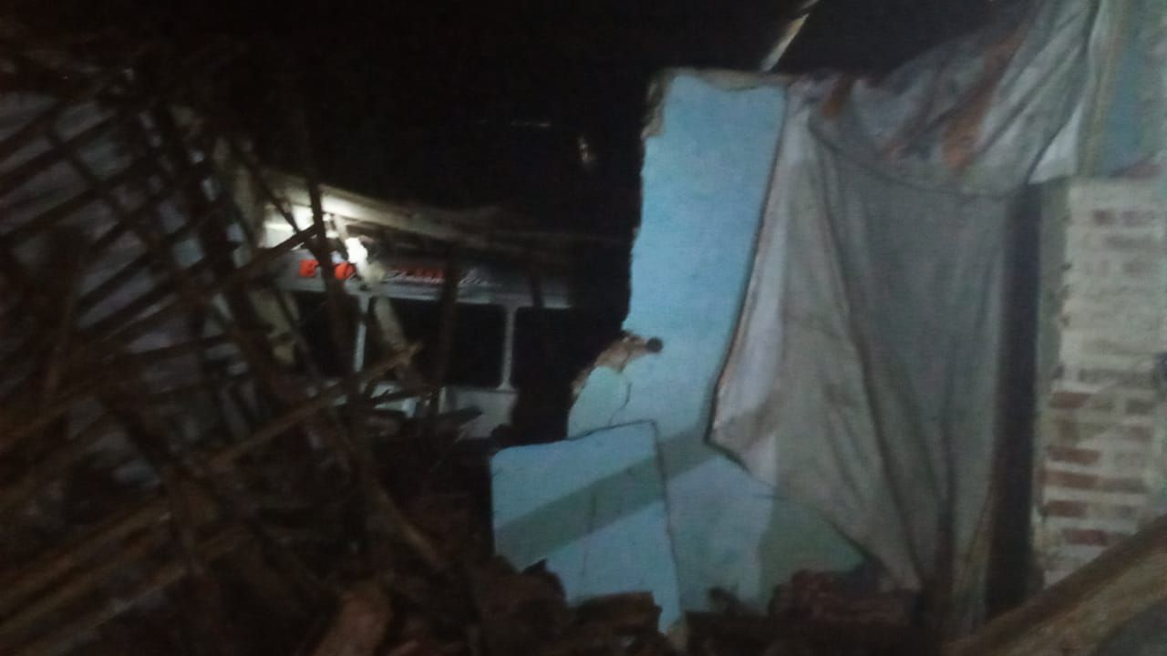 satu rumah tertimpa longsor pada Minggu 11 September 2022 tadi malam di desa jembangan, kecamatan Punggelan