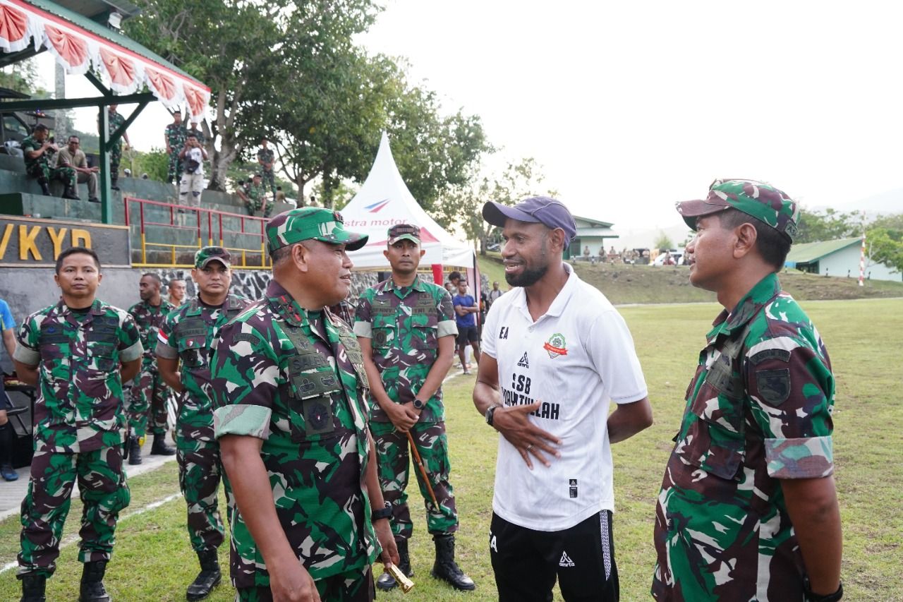 Pangdam XVII/Cenderawasih Mayjen TNI Muhammad Saleh Mustafa bersama Para Pejabat Kodam saat bersama pelatih dari tim Sepak Bola