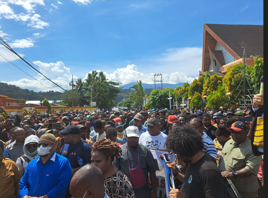 Aksi Solidaritas Masyarakat Papua  ketika mendatangi  Mako Brmob Papua di Kotaraja,  dan massa  meminta dihentikan proses pemeriksaan KPK terhadap Gubernur Papua, Lukas Enembe, Senin, 12 September 2022.