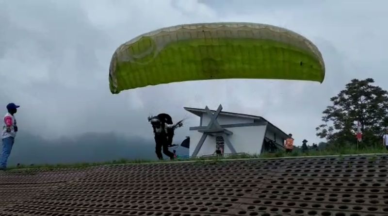 Ell hendak manuver terbang dengan menggunakan parasut di Puncak Bogor, Selasa, 13 September 2022.