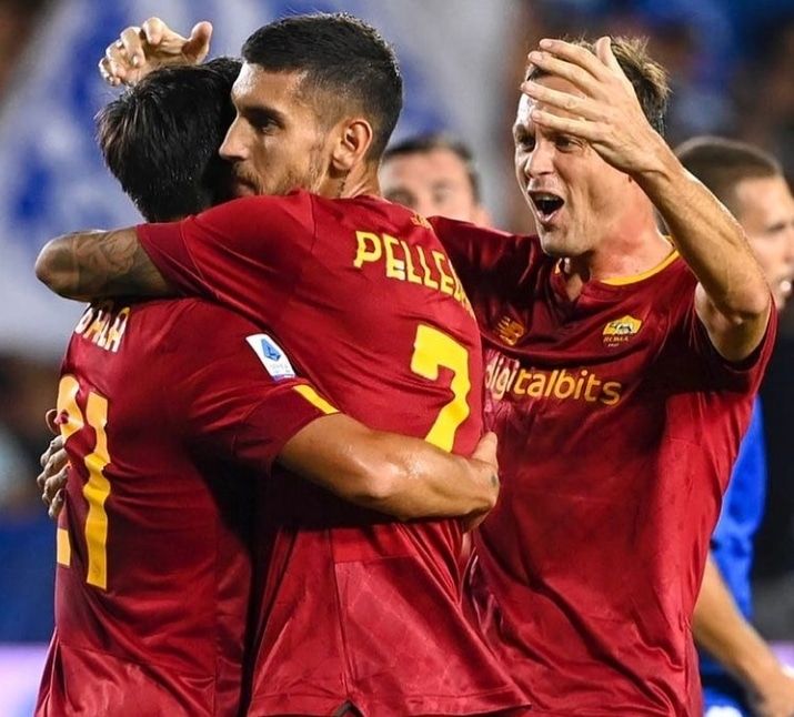   Para pemain Roma sedang melakukan selebrasi setelah berhasil melesatkan gol/ Instagram @ officialasroma