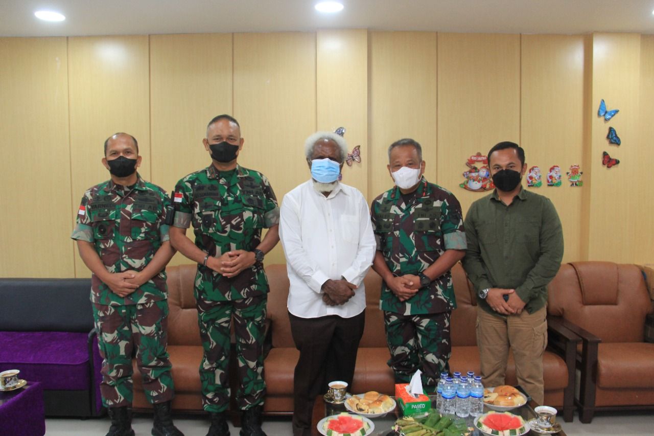 Suasana foto bersama pejabat TNI dengan Pemuka agama, sekaligus Tokoh Agama Bapak Pendeta Lipiyus Biniluk., M.Th.