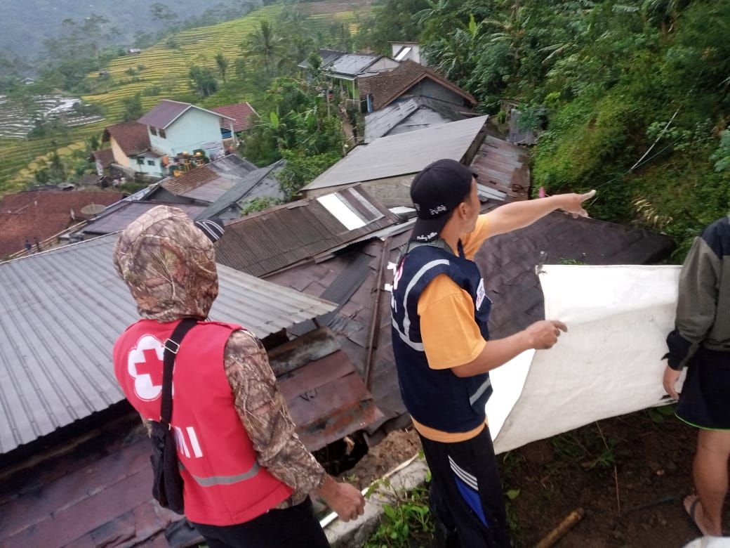 Tim Sibat desa Lawen memasang terpal penahan lokasi longsor pada Selasa 13 September 2022