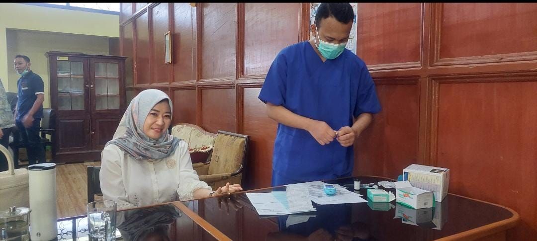 Anggota DPRD Kabupaten Tegal, Lina Agustina saat diperiksa kesehatannya.