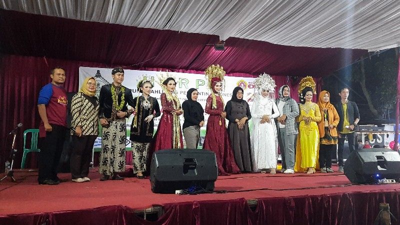 Parade penganten Brebes warnai lomba qosidah HARPI Melati Ranting Bumiayu.