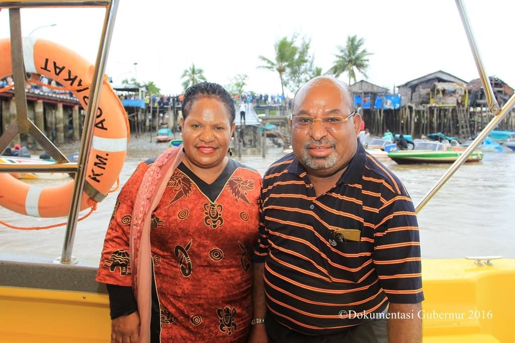 Gubernur Papua, Lukas Enembe, saat bersama isterinya Ibu iYulce W. Enembe,  ketika  bersama  dalam sebuah kegiatan.
