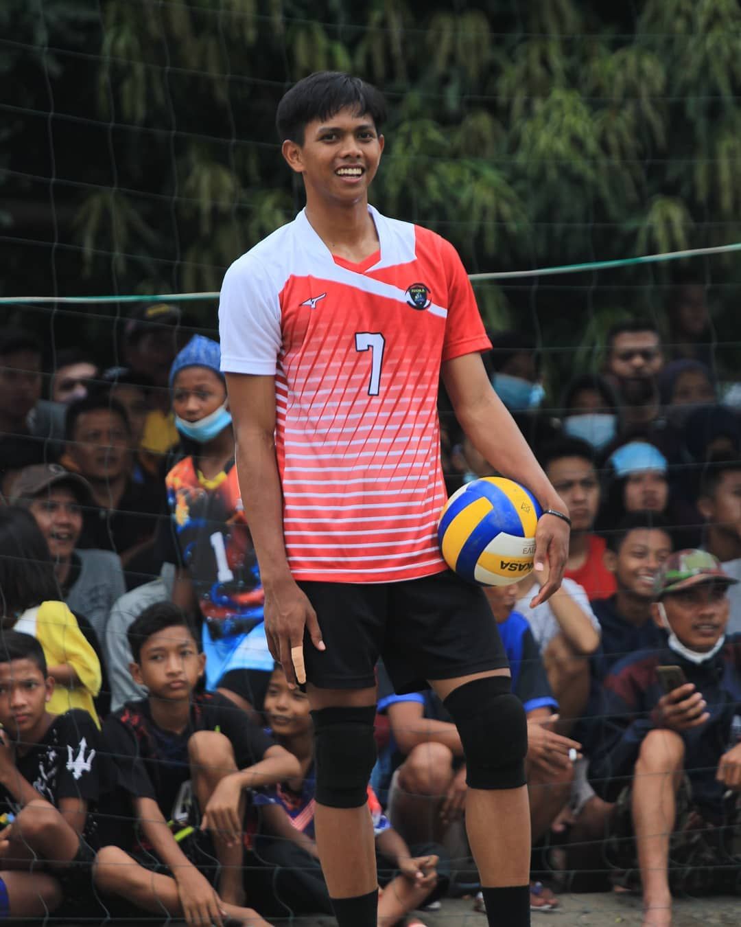 Pemain voli Arjuna Mahendra menduduki posisi open spike di klub Bhayangkara Volleyball Club