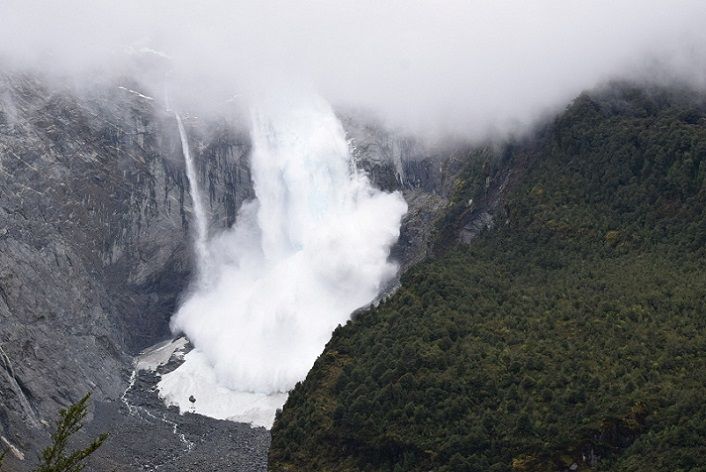 Gletser digambarkan mengalir ke sungai, di Taman Nasional Queulat, di Aysen, Chili 9 September 2022.
