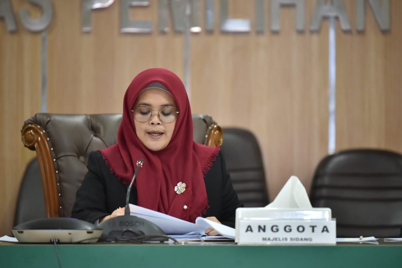 Anggota Bawaslu RI Lolly Suhenty saat membacakan putusan sidang dengan agenda dugaan pelanggaran administrasi di tahapan pendaftaran calon peserta Pemilu 2024. Sidang digelar di Gedung Bawaslu RI, Jakarta, 13 September 2022