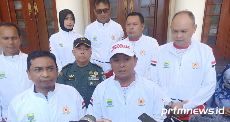 Sekda Kota Bandung Ema Sumarna (topi putih) dan Ketua DPRD Kota Bandung Tedy Rusmawan (kiri depan) berikan penjelasan kelanjutan pembangunan PLTSa di Gedebage, Rabu 14 September 2022.