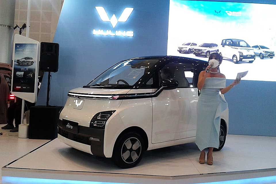 Wuling mulai memasarkan secara resmi kendaraan listrik harga terjangkau, Air ev di Surabaya dengan harga OTR (on the road) mulai Rp245.200.000.