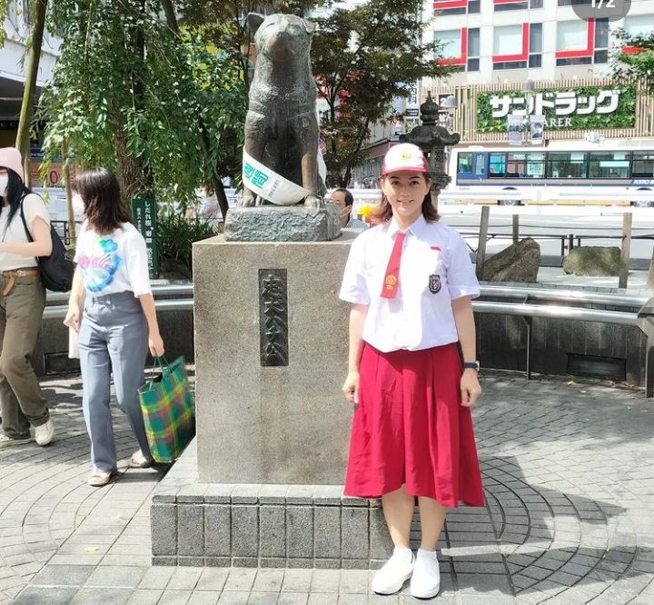 Dewi Lastmi 'AFI Season 1' Kenakan Seragam SD di Jepang, Foto Bareng Patung Hachiko