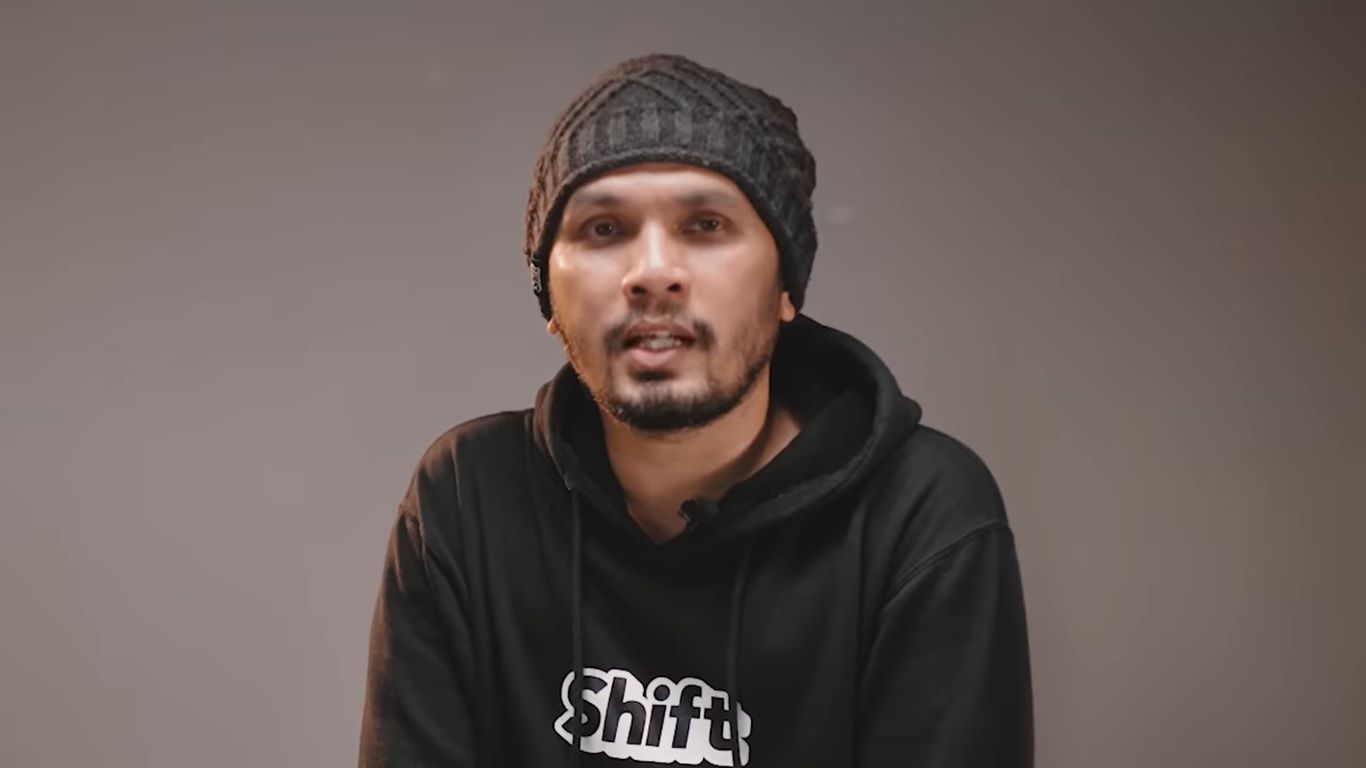 Ustadz Hanan Attaki saat menjelaskan tentang cara fast respon untuk mendatangkan sebuah kebaikan.
