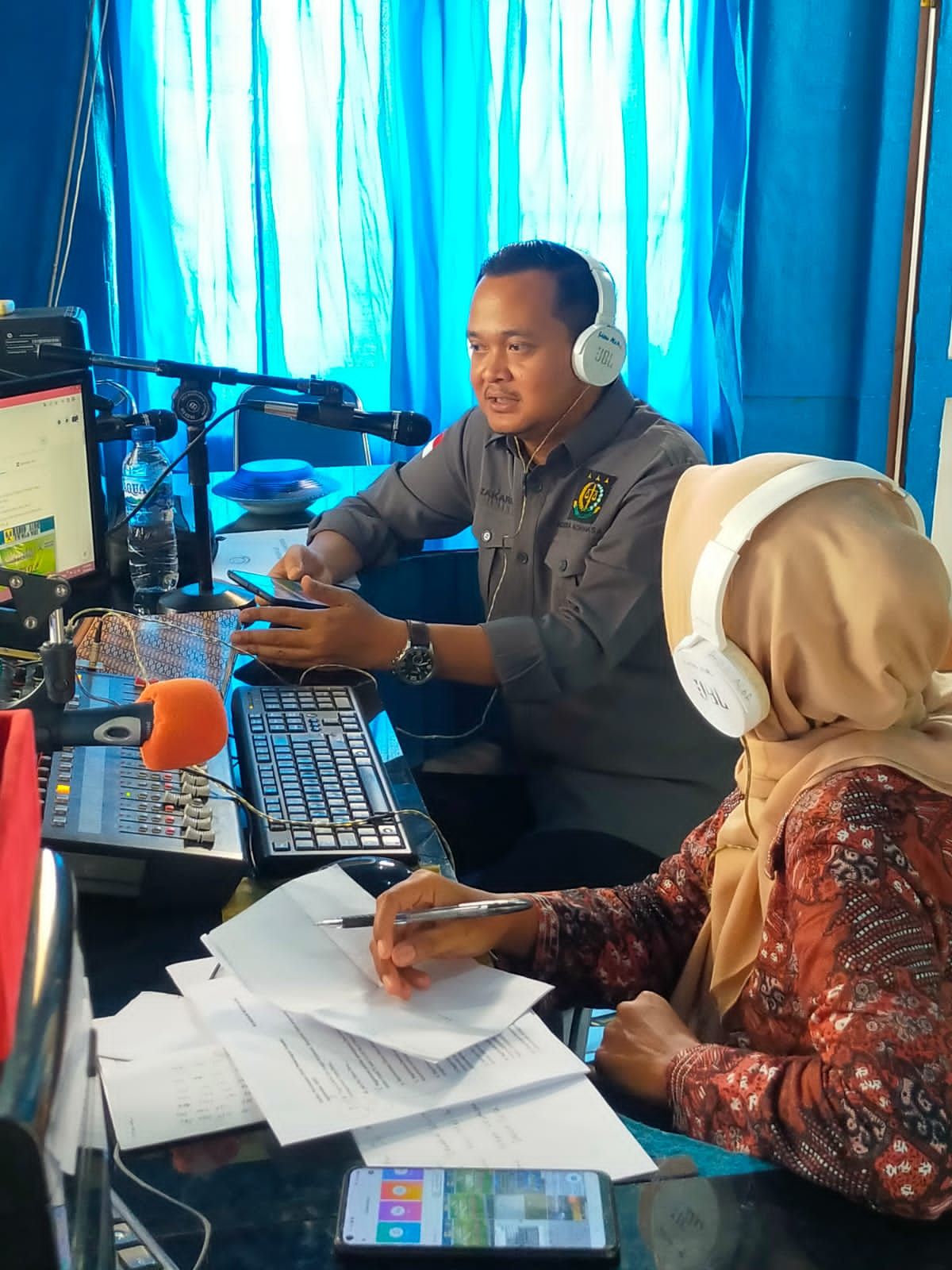 Kasie Intel Kejari Alor, Zakaria Sulistiono, SH tengah membawa materi di Radio Alor dalam program Jaksa Menyapa