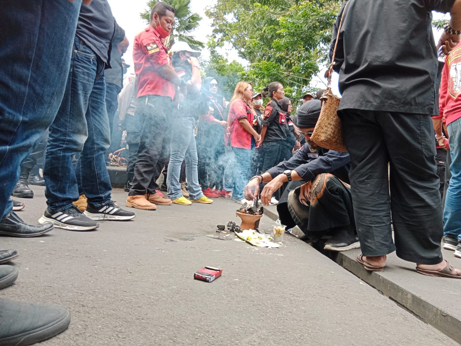 massa juga melakukan ruatan di depan Gedung DPRD Jabar dalam aksi unjukrasa soal pengadaan PJU Pangandaran