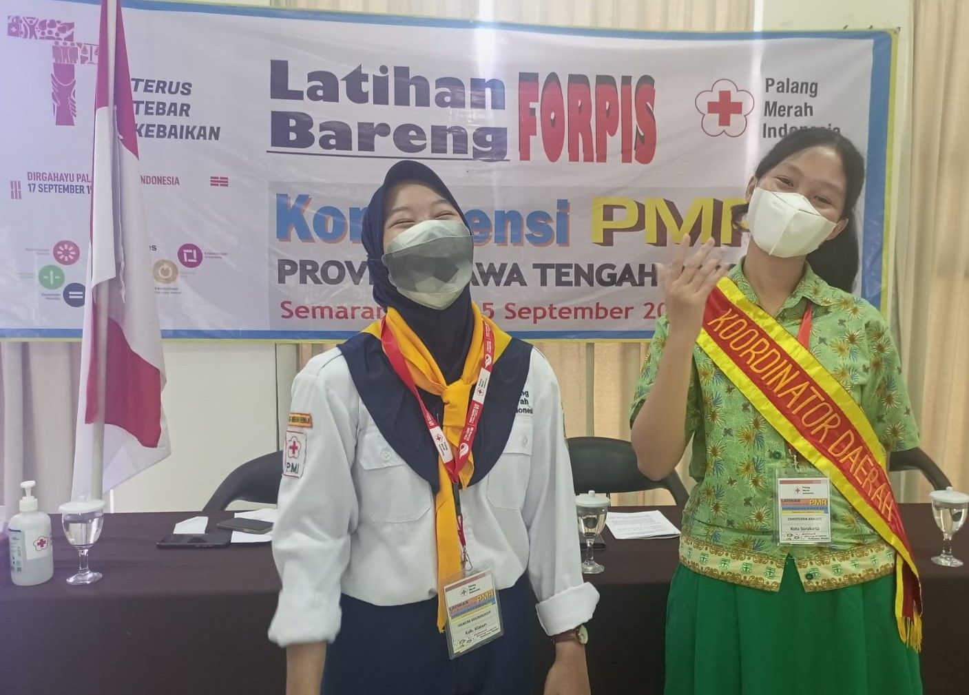 Hanum Khumairoh (kiri) menyerahkan tongkat estafet koordinator Forpis Jawa Tengah kepada Christerra Kaniati Stella Kantor (kanan) dalam konferensi PMR tingkat Jawa Tengah