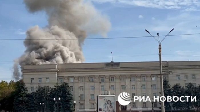 Asap mengepul di atas gedung pemerintahan Kherson pro-Rusia setelah terkena tembakan rudal HIMARS Ukraina.*  