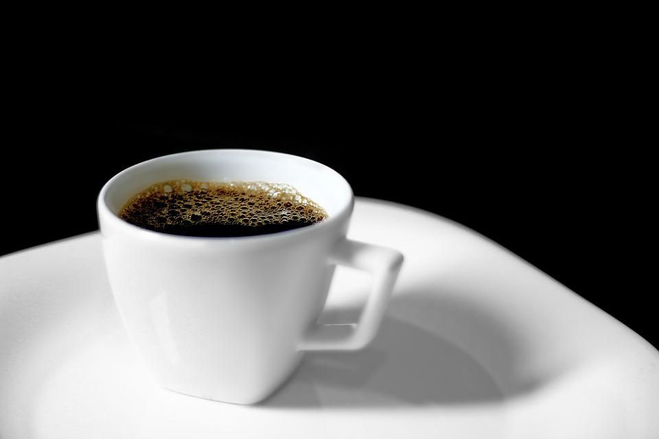 supan kopi dengan takaran sedang (3-4 gelas sehari), dapat menjadi strategi untuk mengurangi risiko penyakit alzheimer dan penyakit lain yang terkait dengan penuaan karena kafein dalam kopi .menunjukkan efek pelindung saraf dengan memblokir reseptor adenosin.
