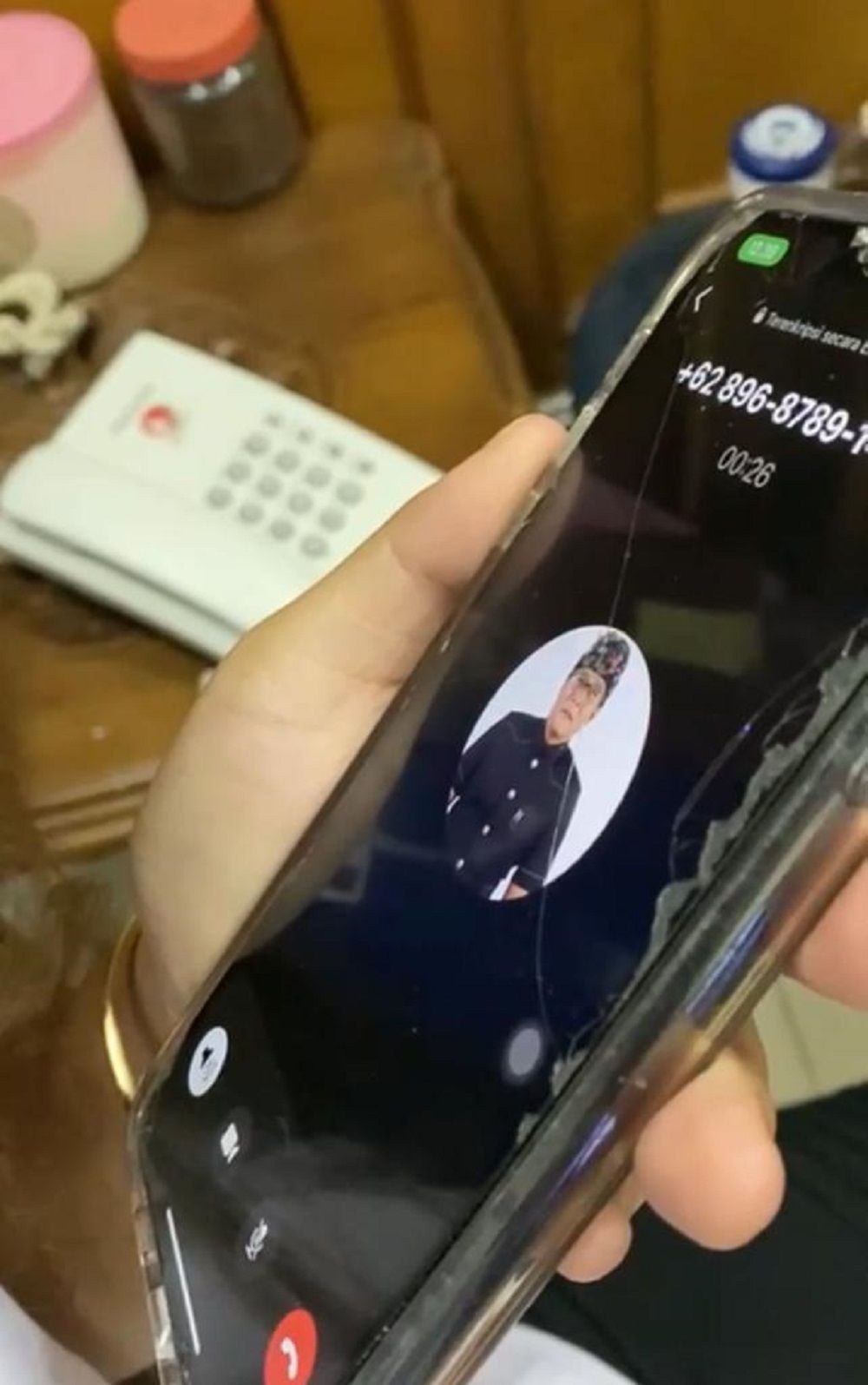 Panggilan telepon dengan gambar wajah Bupati Badung Giri Prasta