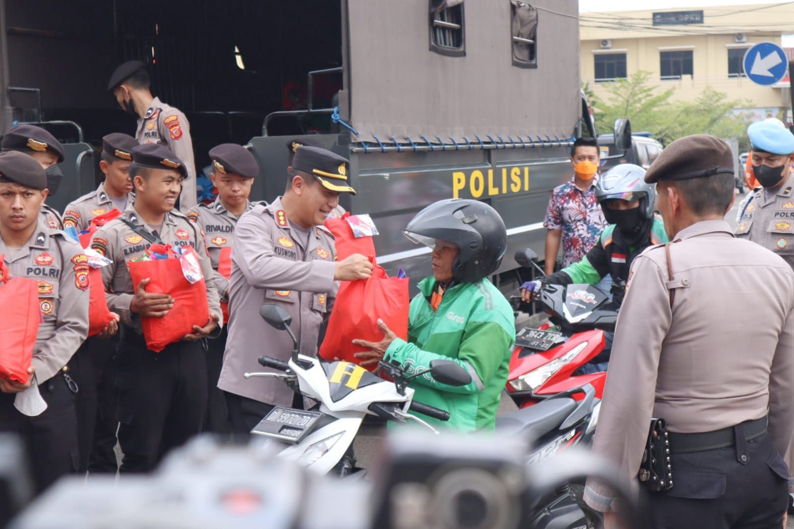 Salah satu driver online menerima bingkisan sembako di Polresta Bandung.