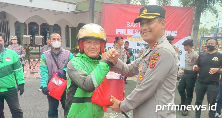 Kapolresta Bandung Kombes Pol Kusworo Wibowo bagikan paket sembako kepada driver Ojol di Mapolresta Bandung, Jumat 16 September 2022.