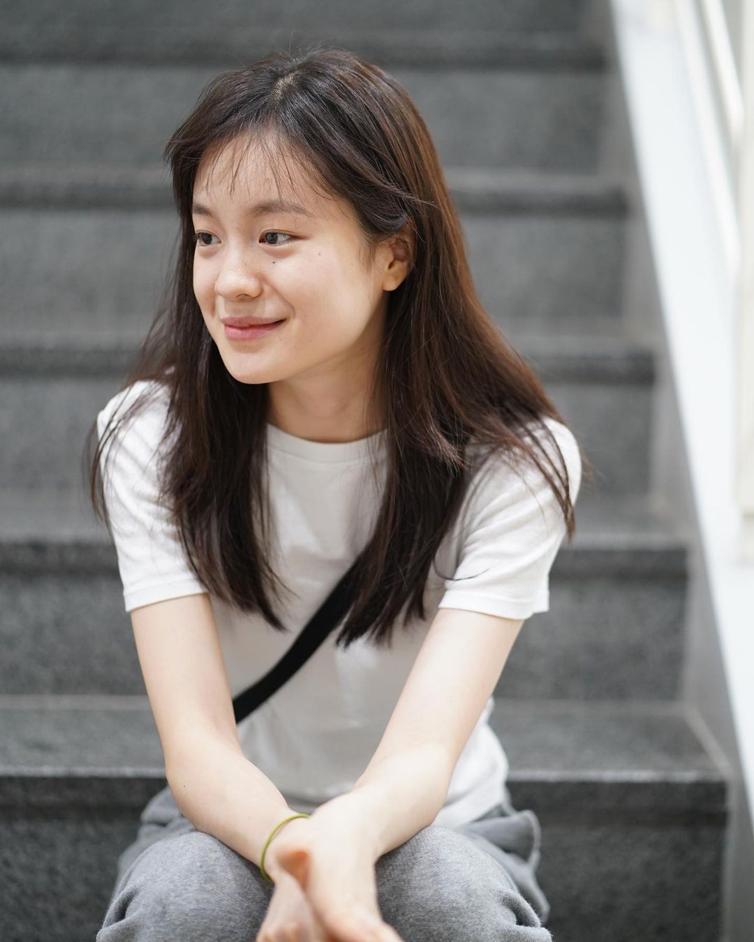 Senyum manis Park Hye Eun dengan balutan tshirt putih.