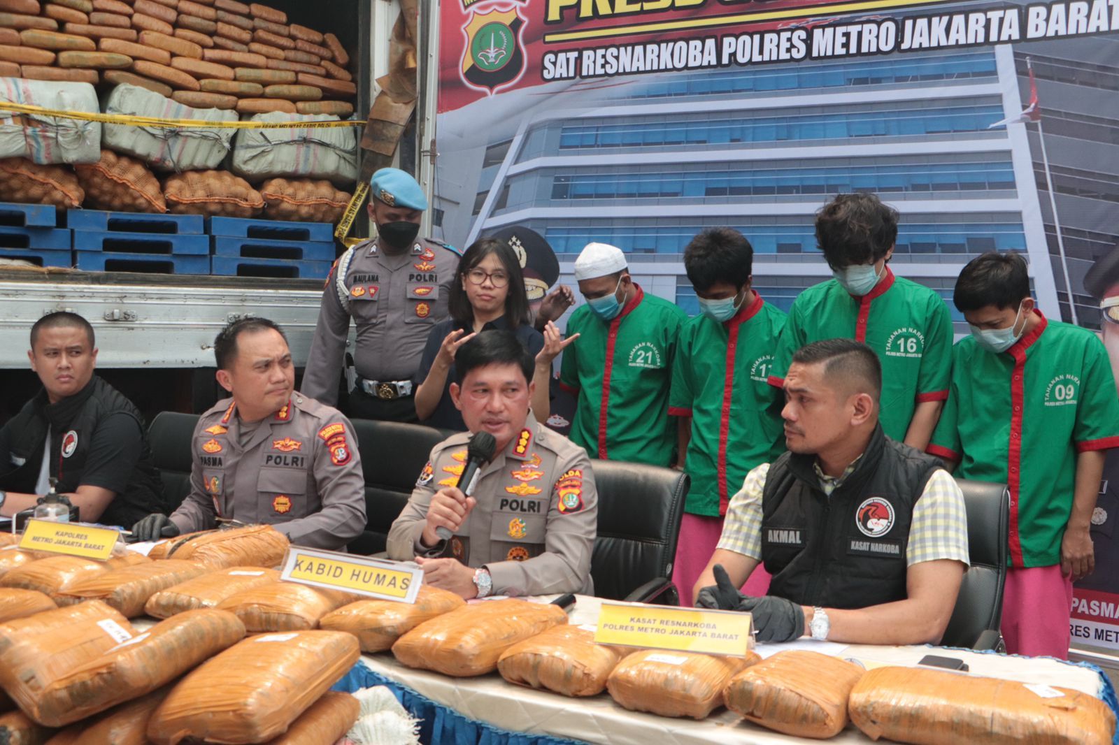 Satuan Reserse Narkoba Polres Metro Jakarta Barat kembali menggagalkan kasus peredaran Narkotika jenis Ganja seberat 304 kilogram jaringan lintas Sumatera-Jawa.