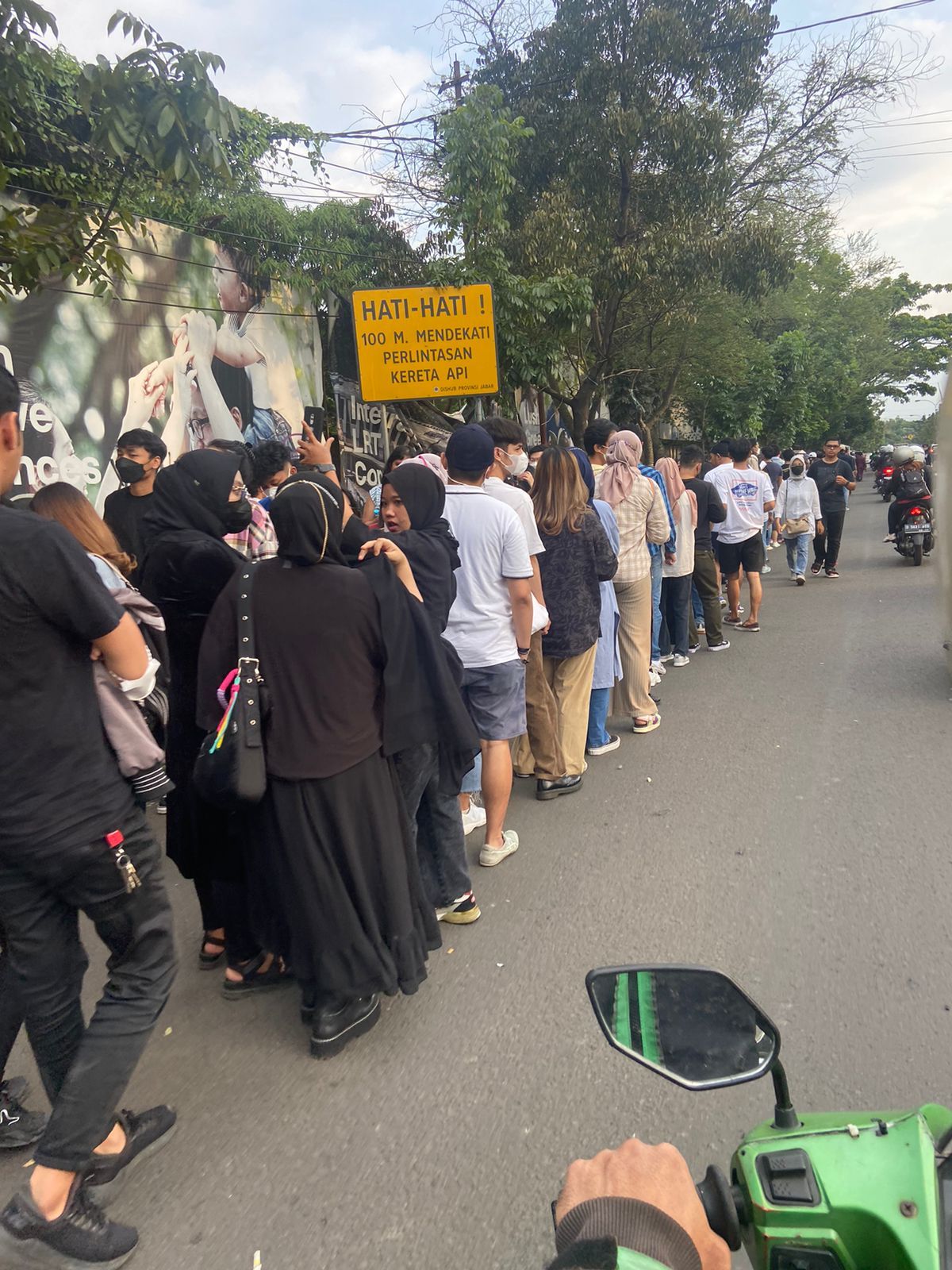 Antrean pengunjung konser di Jalan Sukabumi Kota Bandung, hari ini Sabtu 17 September 2022. Akibat konser ini sejumlah jalur di Kota Bandung mengalami kepadatan.