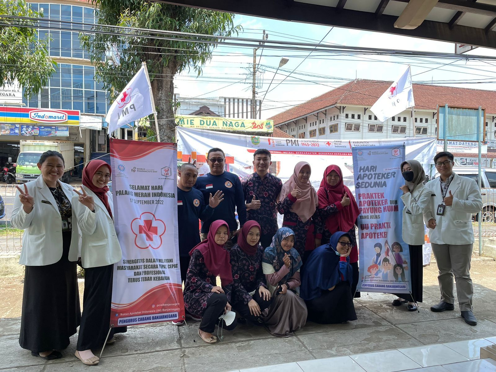 anggota apoteker Banjarnegara dalam kegiatan bakti sosial pengobatan gratis bersama PMI Banjarnegara pada Sabtu 17 September 2022