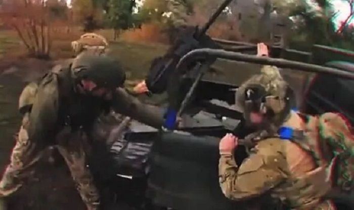 Tentara Ukraina menggunakan rudal yang dipasang di truk melawan pasukan Rusia di Donetsk.*  
