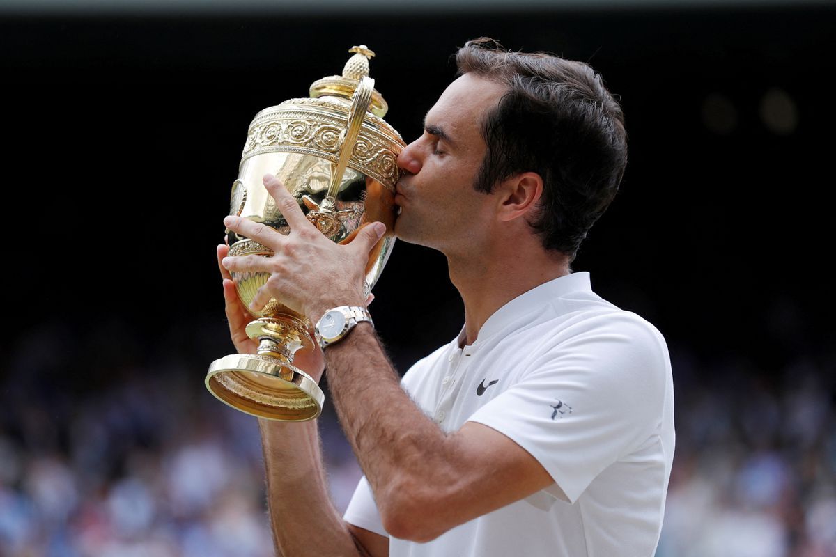 Roger Federer mencium piala setelah mengalahkan Marin Cilic di final.