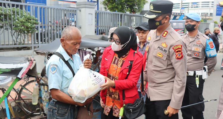 Kapolres Banjar AKBP Bayu Catur Prabowo bersama organisasi mahasiswa bagikan paket sembako.