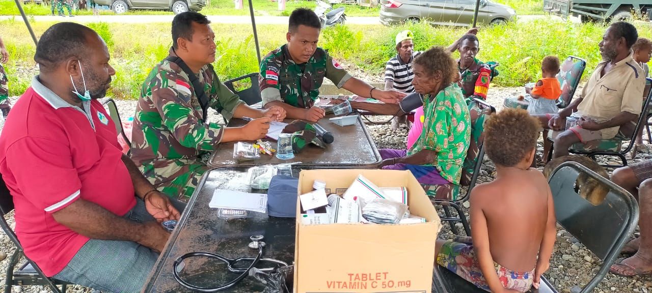 Nampak Lansia dan Balita mendapatkan pelayanan kesehatan massal di Kampung Kokamu Distrik Dekai, Kab. Yahukimo, Jumat 16 September 2022. 