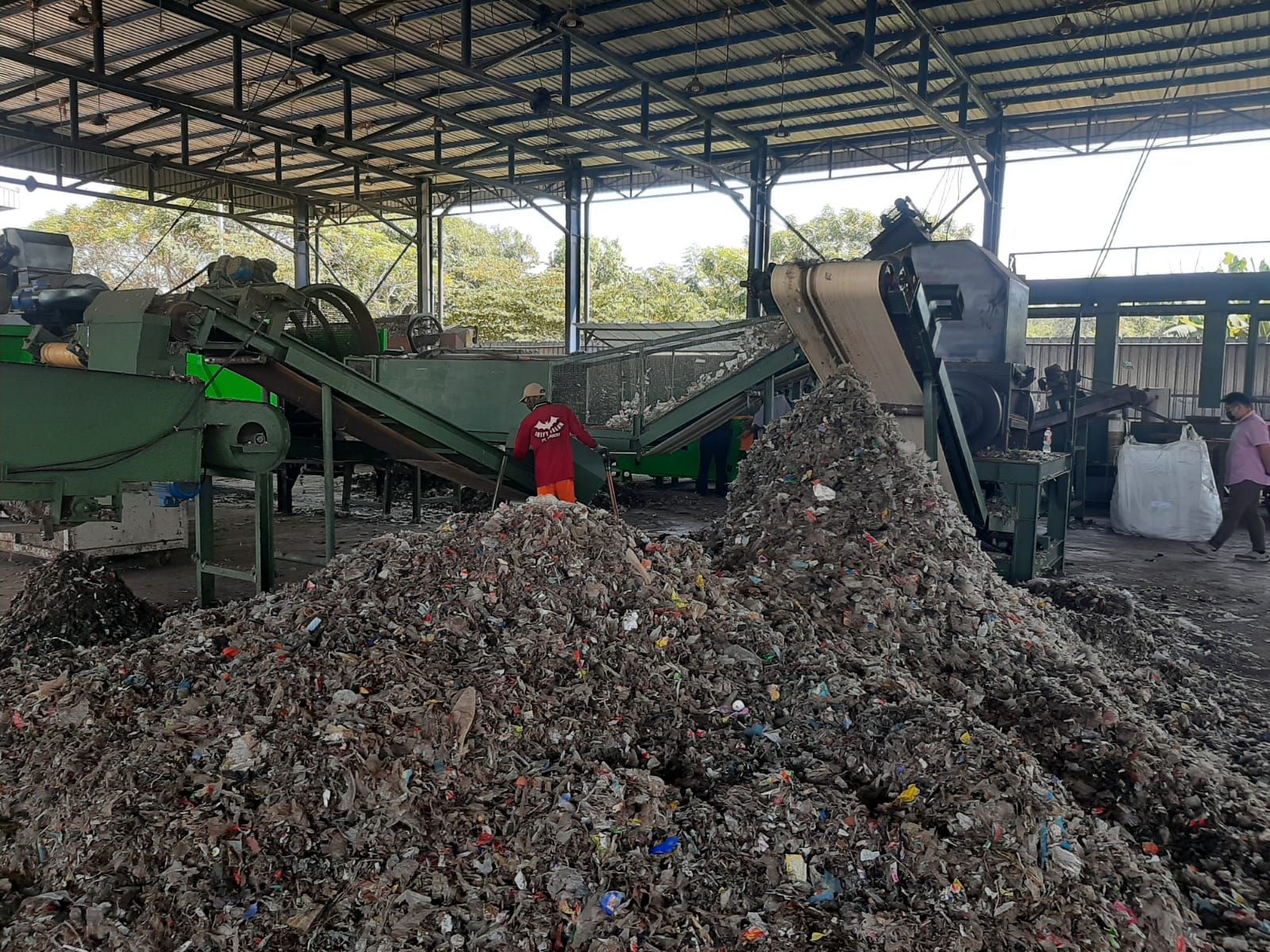 Tumpukan sampah residu yang diolah dengan mesin teknolog i lokal di TPA Jabon Sidoarjo Jawa Timur.
