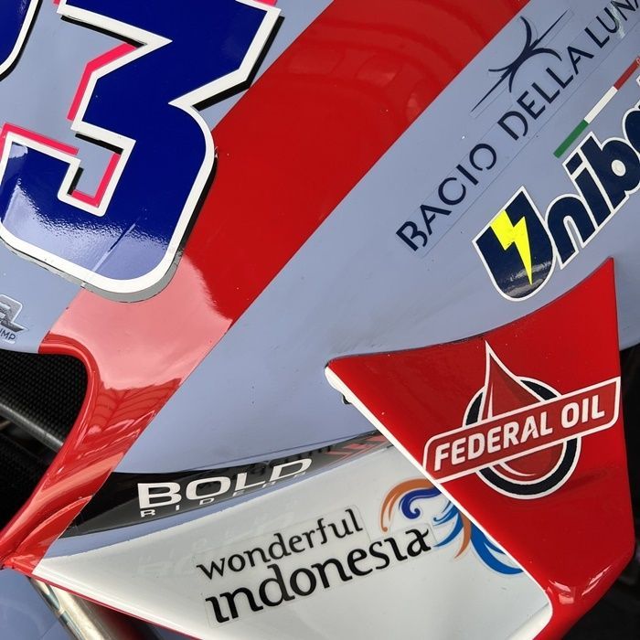 Iklan Wonderful Indonesia di bodi motor Bastianini. 