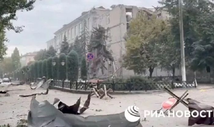 Serangan rudal Ukraina menghancurkan gedung yang diduduki Rusi di Kherson.*  