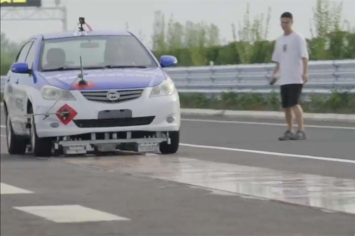 China tengah melakukan uji coba mobil 'terbang' yang dapat melaju dengan kecepatan 230 km per jam.