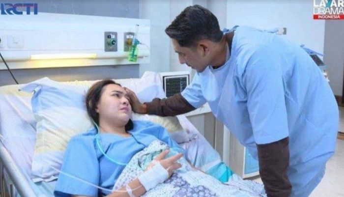 Adegan Andin terbaring di rumah sakit ditemani Aldebaran dalam sinetron Ikatan Cinta./RCTI.