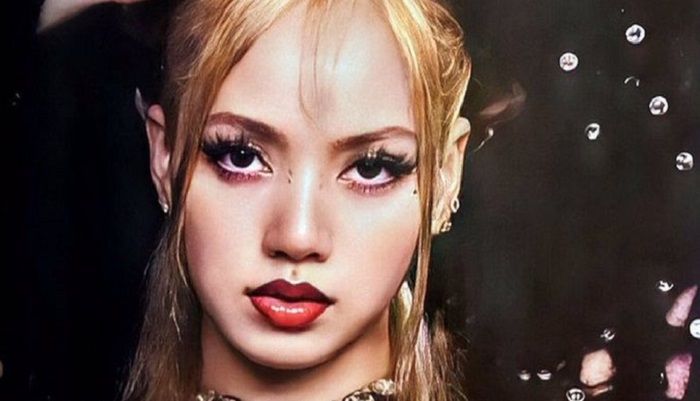 Lisa BLACKPINK banyak mendapat pujian dari pakar musik untuk suaranya yang indah di lagu The Happiest Girl.*  